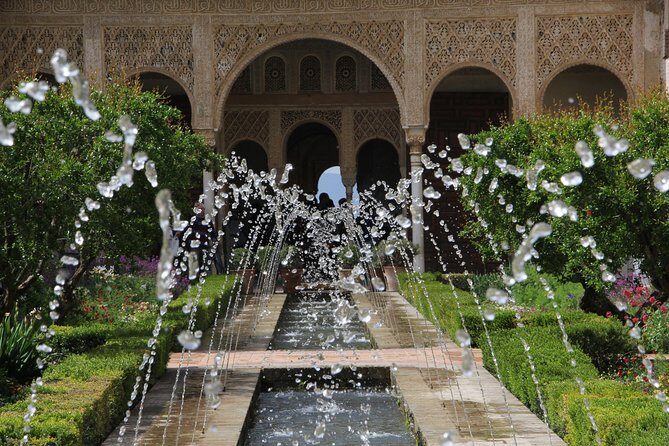 Alhambra & Generalife Skip the Line Premium Tour including Nasrid Palaces - Stay with your guide: your tickets depend on the group